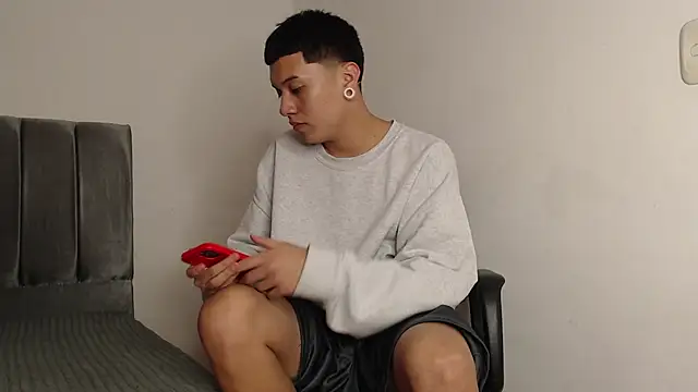 Snapshot of alex-lover chatting on March 18, 2025, 4:04 am alex-lover online show from March 18, 2025, 4:04 am