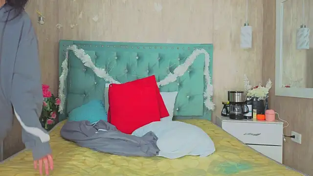 Marcelaa fox online show from December 18, 2025, 10:05 pm