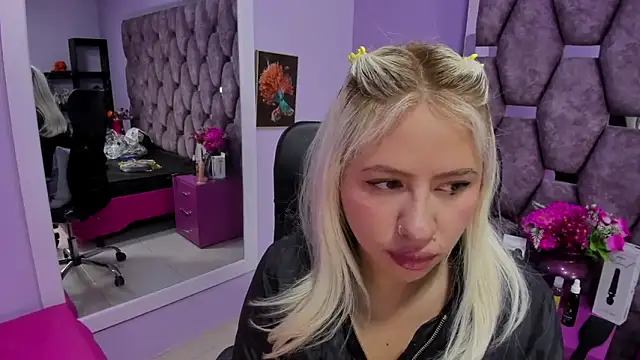 Snapshot of ConstansBlonde chatting on December 11, 2024, 1:39 pm ConstansBlonde online show from December 11, 2024, 1:39 pm