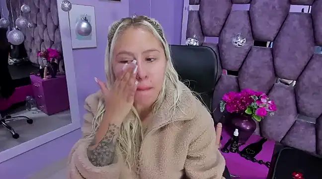 Snapshot of ConstansBlonde chatting on December 27, 2024, 1:28 pm ConstansBlonde online show from December 27, 2024, 1:28 pm