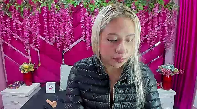 Snapshot of ConstansBlonde chatting on January 7, 2025, 1:24 pm ConstansBlonde online show from January 7, 2025, 1:24 pm