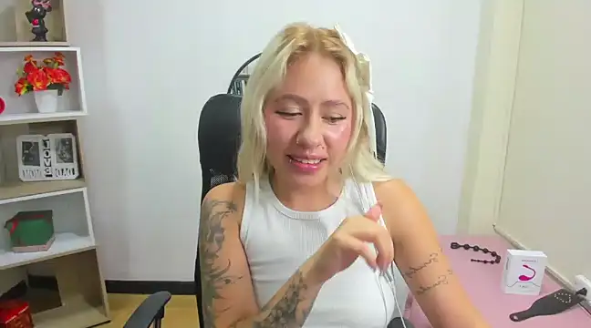 Snapshot of ConstansBlonde chatting on February 5, 2025, 10:55 pm ConstansBlonde online show from February 5, 2025, 10:55 pm