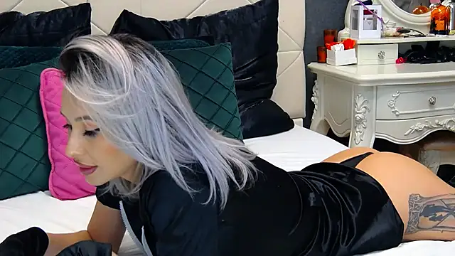 Snapshot of IssaSmith chatting on January 16, 2025, 2:41 pm IssaSmith online show from January 16, 2025, 2:41 pm