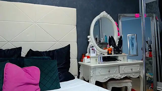 Snapshot of IssaSmith chatting on January 17, 2025, 11:49 am IssaSmith online show from January 17, 2025, 11:49 am