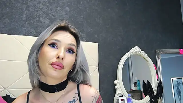 Snapshot of IssaSmith chatting on February 19, 2025, 12:44 pm IssaSmith online show from February 19, 2025, 12:44 pm