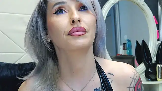 Snapshot of IssaSmith chatting on February 22, 2025, 11:24 am IssaSmith online show from February 22, 2025, 11:24 am