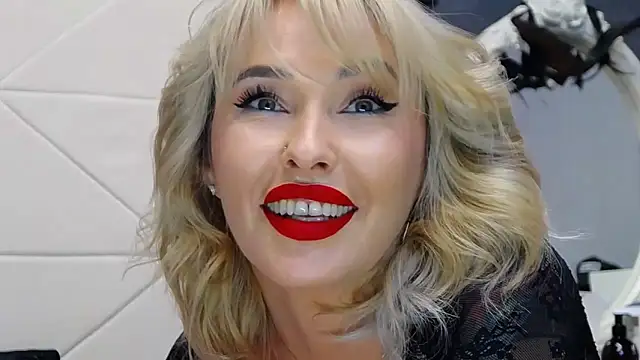 Snapshot of IssaSmith chatting on October 29, 2025, 7:43 am IssaSmith online show from October 29, 2025, 7:43 am