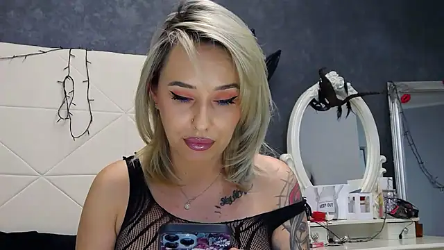 Snapshot of IssaSmith chatting on November 28, 2025, 9:12 am IssaSmith online show from November 28, 2025, 9:12 am