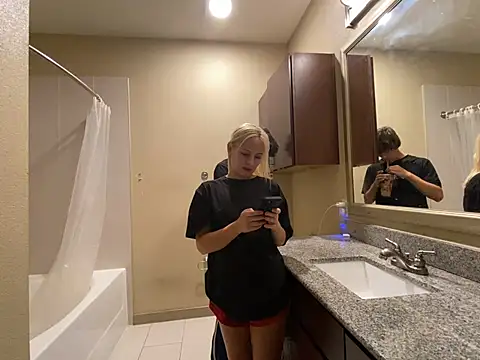 girlfriendmissy online show from December 22, 2024, 3:33 pm