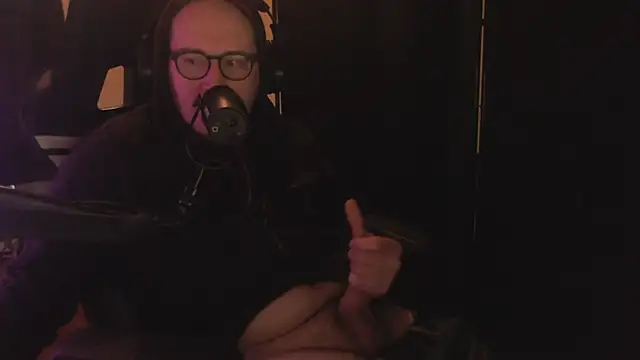 chicostick413 online show from December 18, 2025, 1:50 pm