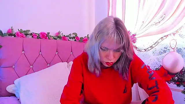 Snapshot of GilaKat chatting on December 5, 2024, 12:22 pm GilaKat online show from December 5, 2024, 12:22 pm