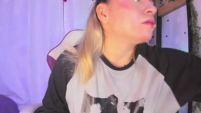 Snapshot of GilaKat chatting on March 15, 2025, 7:42 am GilaKat online show from March 15, 2025, 7:42 am