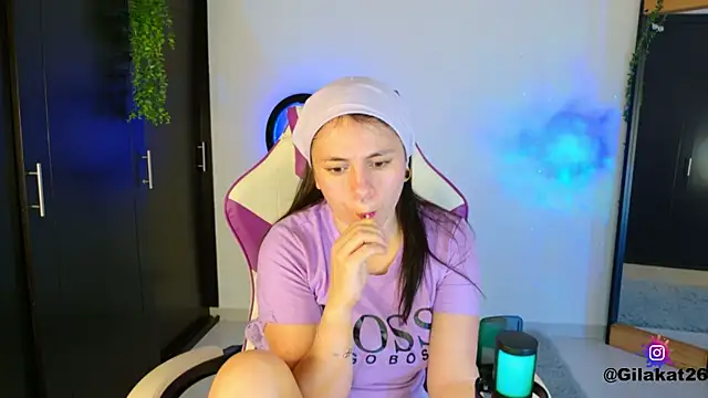 Snapshot of GilaKat chatting on November 15, 2025, 5:27 am GilaKat online show from November 15, 2025, 5:27 am