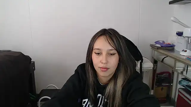 Skarlet Adams28 online show from March 6, 2025, 5:54 pm