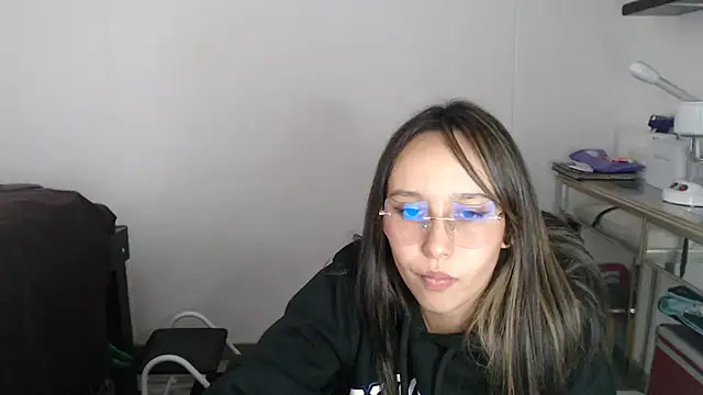 Skarlet Adams28 online show from March 6, 2025, 9:20 pm