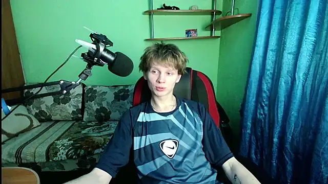 Snapshot of fameboyboo chatting on December 1, 2025, 9:53 pm fameboyboo online show from December 1, 2025, 9:53 pm