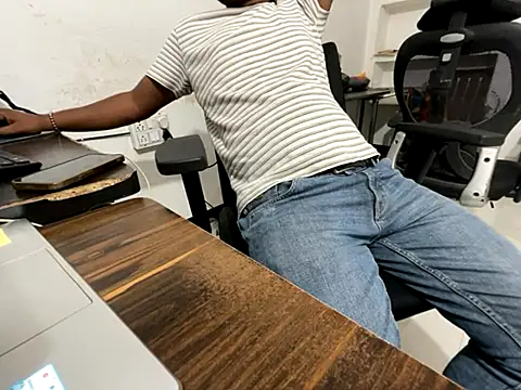 real meet girl finding in online show from October 23, 2025, 10:03 am