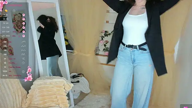 Snapshot of Bella_XO chatting on May 13, 2026, 6:44 am Bella XO online show from May 13, 2026, 6:44 am