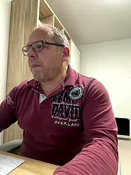 coupleLatinaLovers online show from October 15, 2025, 4:45 am