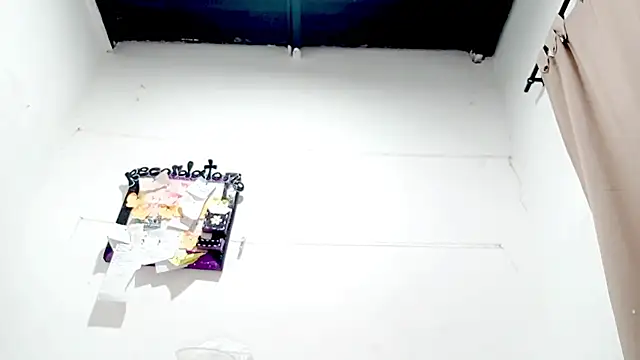 PetiteIvoryQueen19 online show from October 1, 2025, 6:41 am