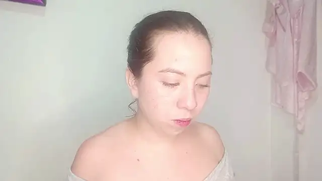 PetiteIvoryQueen19 online show from May 12, 2026, 4:31 am