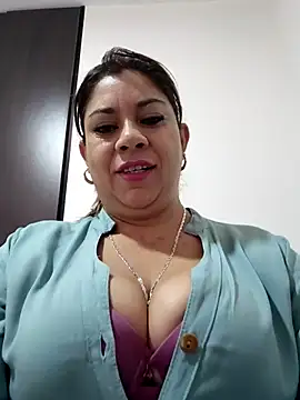 Snapshot of Laura-Hernandez chatting on May 6, 2026, 2:00 pm Laura-Hernandez online show from May 6, 2026, 2:00 pm