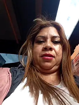 Snapshot of Laura-Hernandez chatting on June 27, 2026, 8:36 pm Laura-Hernandez online show from June 27, 2026, 8:36 pm