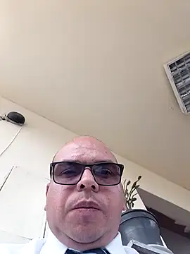 Snapshot of Camilo-31RI chatting on July 16, 2026, 4:35 pm Camilo-31RI online show from July 16, 2026, 4:35 pm