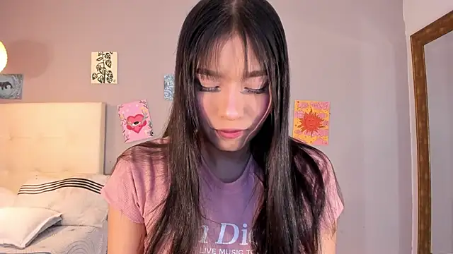 Snapshot of Maia_W10 chatting on July 4, 2026, 12:33 pm Maia W10 online show from July 4, 2026, 12:33 pm