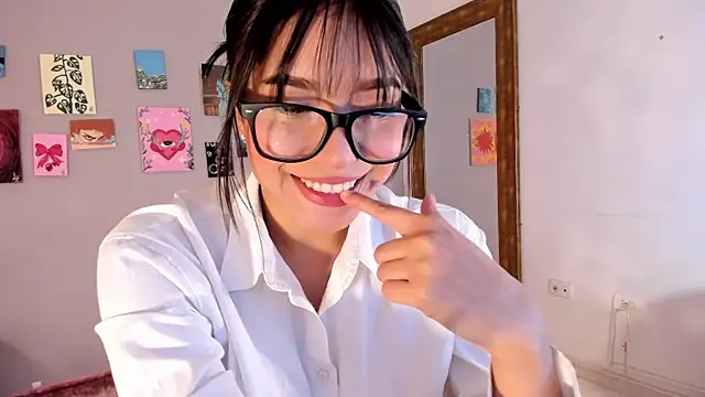 Snapshot of Maia_W10 chatting on July 27, 2026, 12:23 pm Maia W10 online show from July 27, 2026, 12:23 pm
