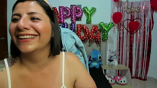 Snapshot of AngeleRoux chatting on February 21, 2025, 12:05 am AngeleRoux online show from February 21, 2025, 12:05 am