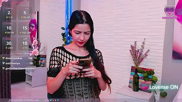 sweetieandjuicyy online show from January 30, 2025, 9:04 pm