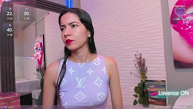 sweetieandjuicyy online show from February 12, 2025, 1:59 pm