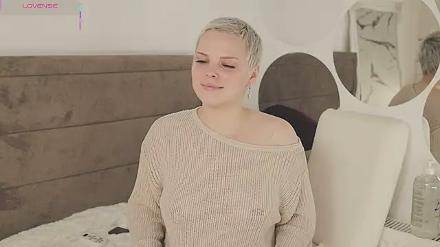 Snapshot of LikaBerry1 chatting on September 30, 2025, 12:43 pm LikaBerry1 online show from September 30, 2025, 12:43 pm