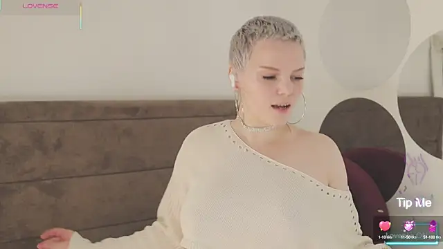 Snapshot of LikaBerry1 chatting on October 2, 2025, 12:12 pm LikaBerry1 online show from October 2, 2025, 12:12 pm