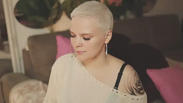 Snapshot of LikaBerry1 chatting on October 21, 2025, 4:24 am LikaBerry1 online show from October 21, 2025, 4:24 am