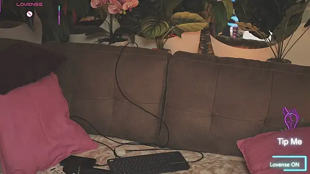 Snapshot of LikaBerry1 chatting on October 24, 2025, 3:58 am LikaBerry1 online show from October 24, 2025, 3:58 am