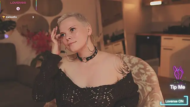 Snapshot of LikaBerry1 chatting on October 28, 2025, 2:53 pm LikaBerry1 online show from October 28, 2025, 2:53 pm