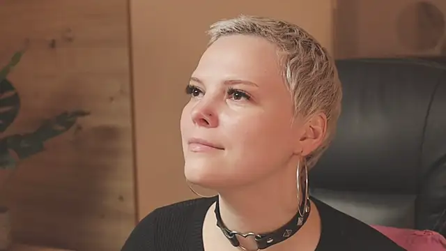 Snapshot of LikaBerry1 chatting on November 18, 2025, 12:31 pm LikaBerry1 online show from November 18, 2025, 12:31 pm