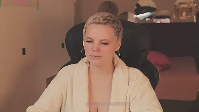 Snapshot of LikaBerry1 chatting on November 27, 2025, 1:57 pm LikaBerry1 online show from November 27, 2025, 1:57 pm