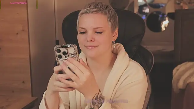 Snapshot of LikaBerry1 chatting on December 5, 2025, 1:09 pm LikaBerry1 online show from December 5, 2025, 1:09 pm