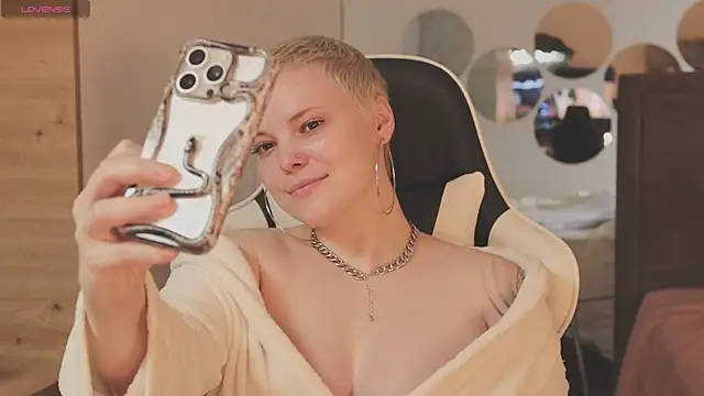 Snapshot of LikaBerry1 chatting on December 21, 2025, 12:01 pm LikaBerry1 online show from December 21, 2025, 12:01 pm