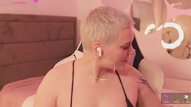 Snapshot of LikaBerry1 chatting on February 10, 2026, 4:22 pm LikaBerry1 online show from February 10, 2026, 4:22 pm