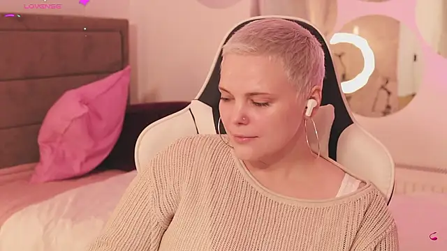 Snapshot of LikaBerry1 chatting on February 11, 2026, 2:44 pm LikaBerry1 online show from February 11, 2026, 2:44 pm