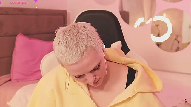 Snapshot of LikaBerry1 chatting on February 12, 2026, 3:29 pm LikaBerry1 online show from February 12, 2026, 3:29 pm