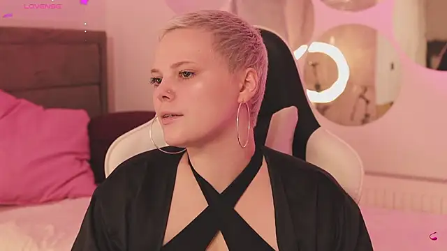 Snapshot of LikaBerry1 chatting on February 19, 2026, 11:17 am LikaBerry1 online show from February 19, 2026, 11:17 am