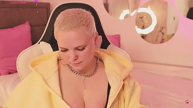 Snapshot of LikaBerry1 chatting on February 25, 2026, 12:37 pm LikaBerry1 online show from February 25, 2026, 12:37 pm