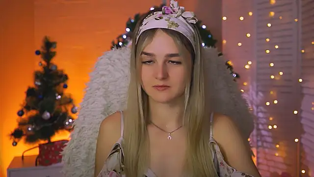 Snapshot of DeboraLarson chatting on December 19, 2025, 3:35 am DeboraLarson online show from December 19, 2025, 3:35 am