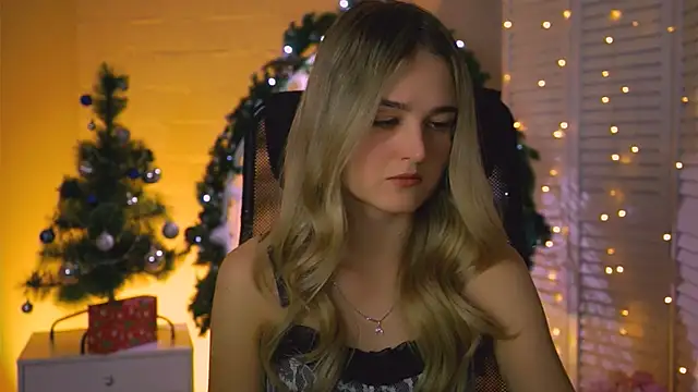 Snapshot of DeboraLarson chatting on December 20, 2025, 3:35 am DeboraLarson online show from December 20, 2025, 3:35 am