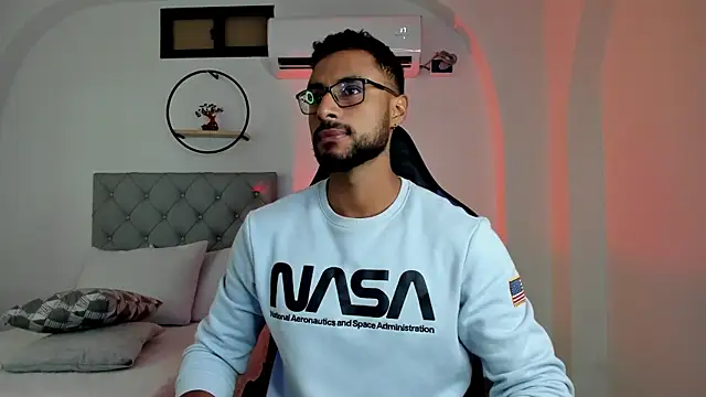 LiamGarcia1 online show from February 13, 2025, 12:43 pm